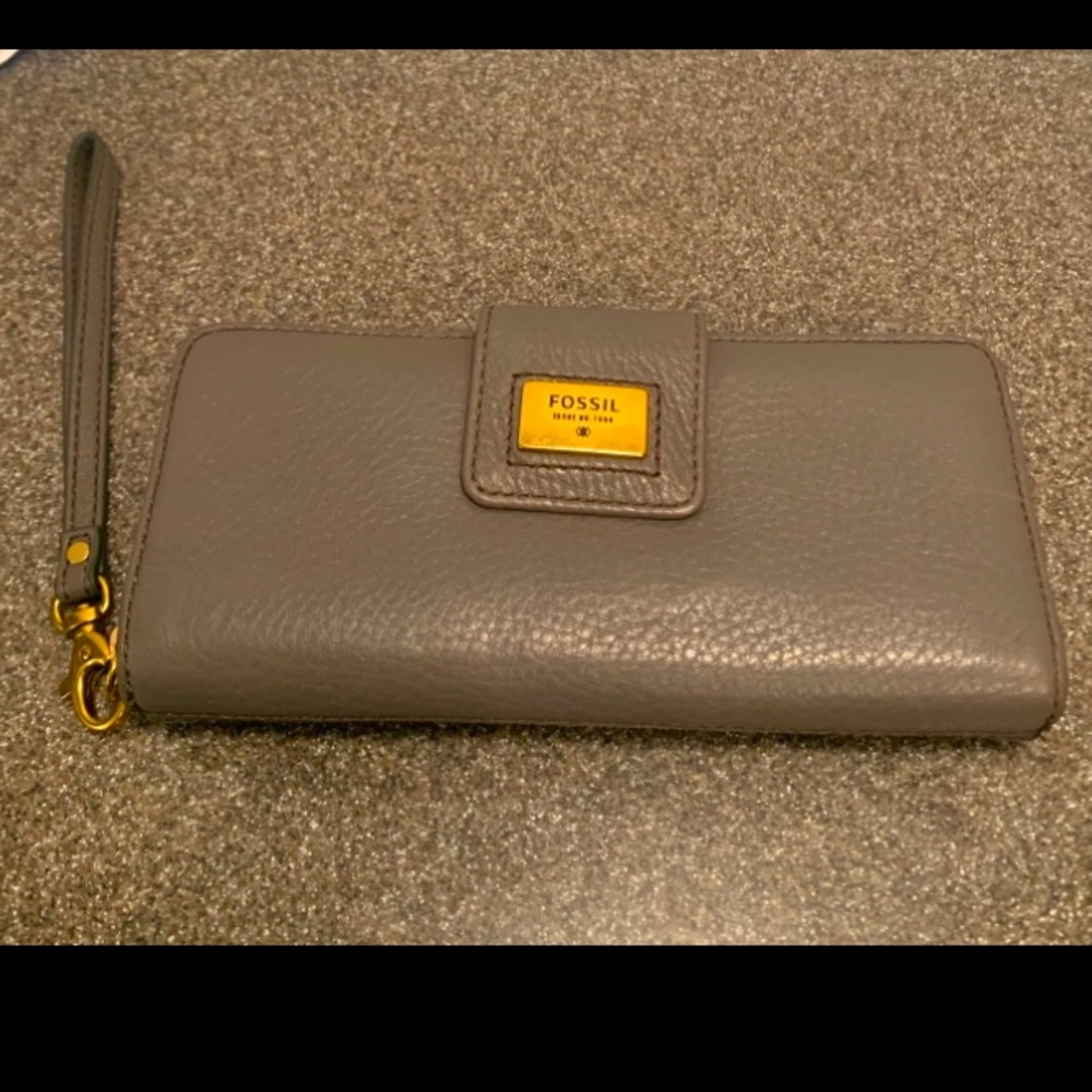 Fossil Leather Bi-Fold Women’s Wallet / Credit Card/ Checkbook Wallet